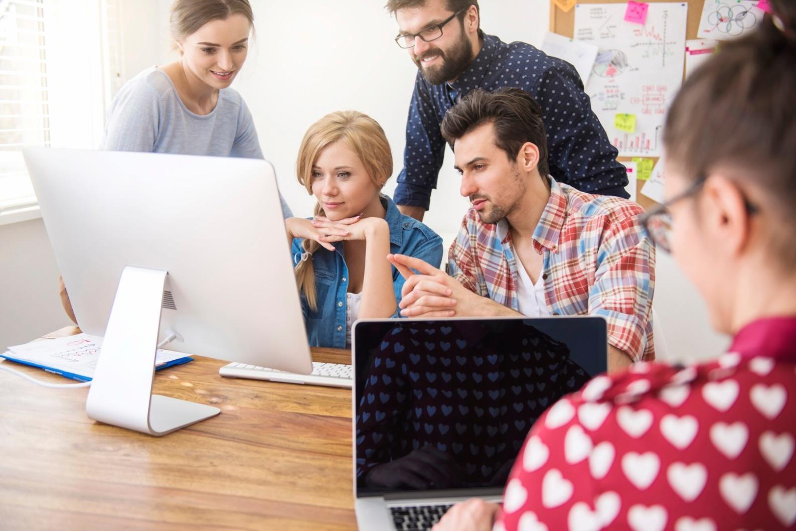 Équipe arafverootara travaillant en collaboration sur des stratégies budgétaires personnalisées